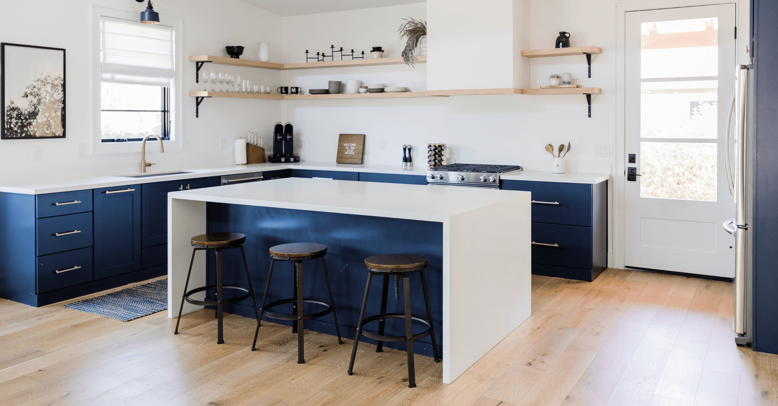 cuisine dans les tons blancs et bleu nautique