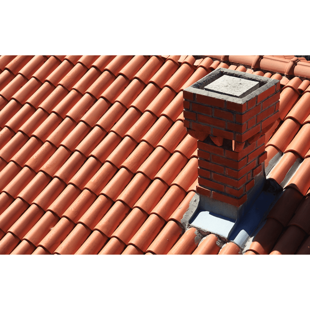 Toiture en tuiles de terre cuite avec cheminée en brique pour un design traditionnel et durable.