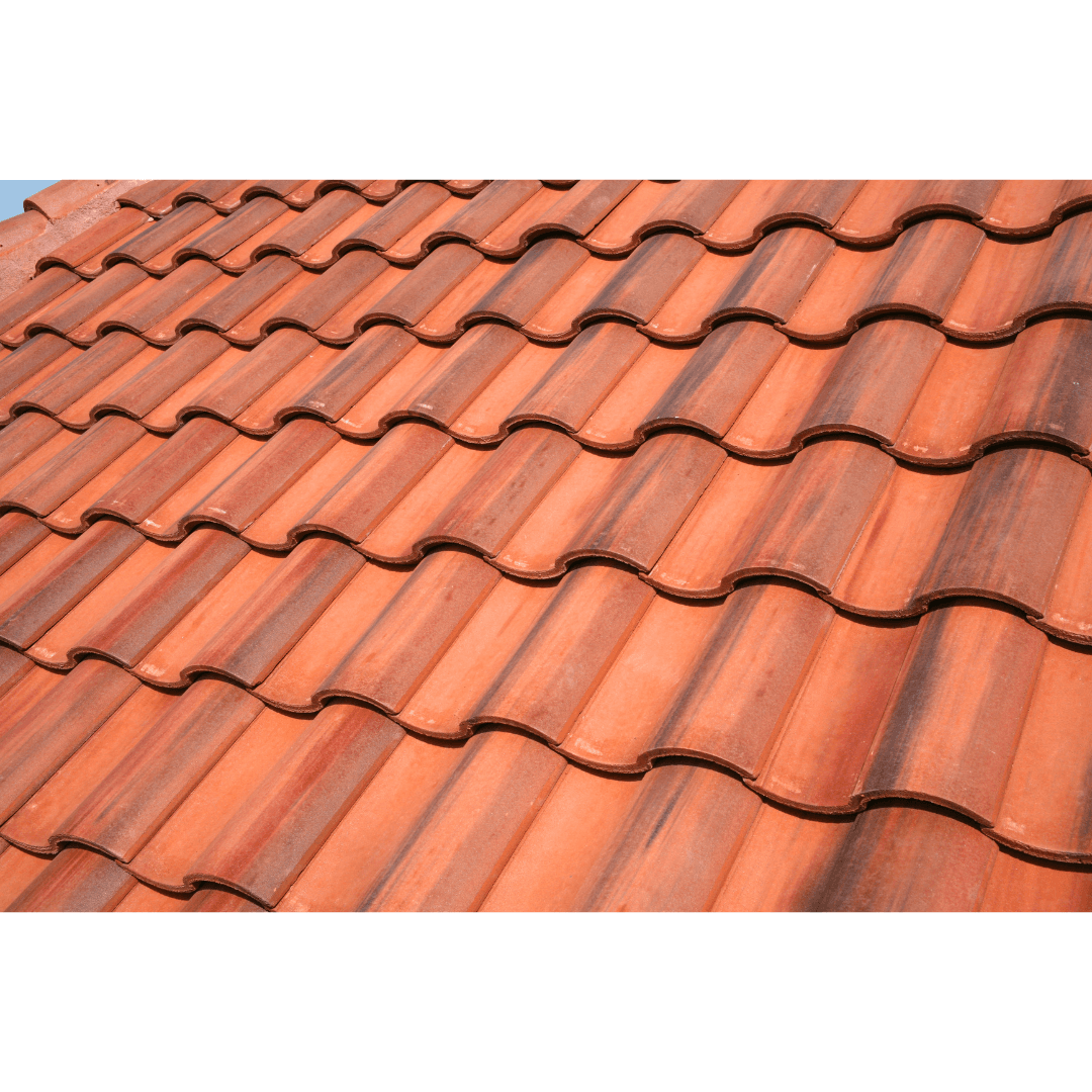 Toiture en tuiles de terre cuite offrant une finition esthétique et durable.