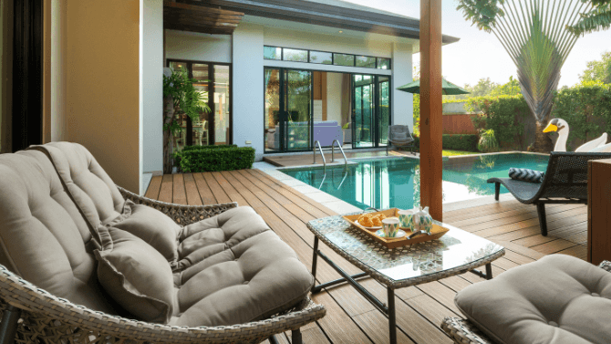Piscine avec espace de vie