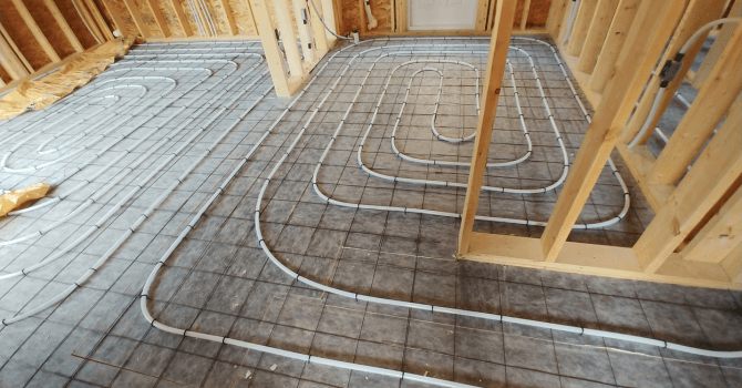 Tuyaux d'un plancher chauffant posés sur une dalle de béton